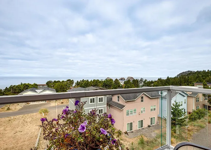 Walk To Beach: Coastal Tillamook Home W/ Desk!